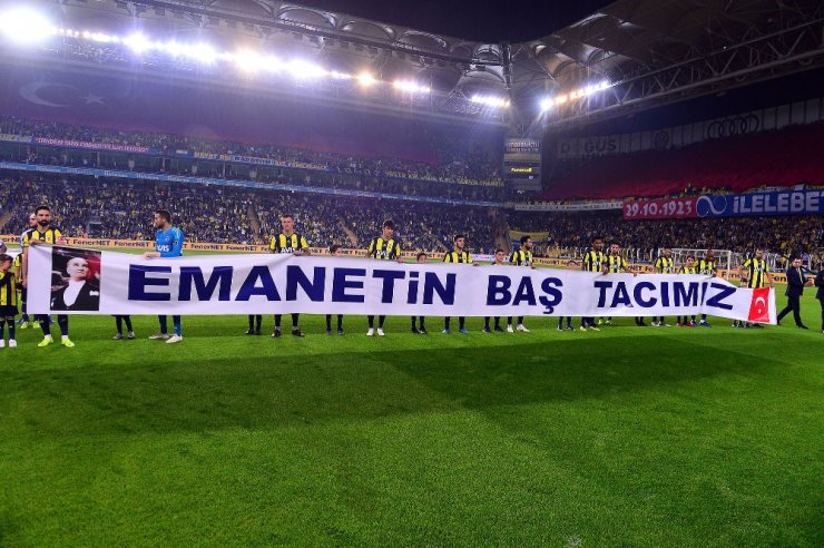 Fenerbahçeli Futbolcular Cumhuriyet Bayramı’nı Kutladı