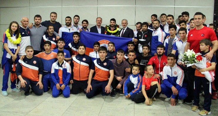 Güreş Milli Takımı İstanbul’a Geldi