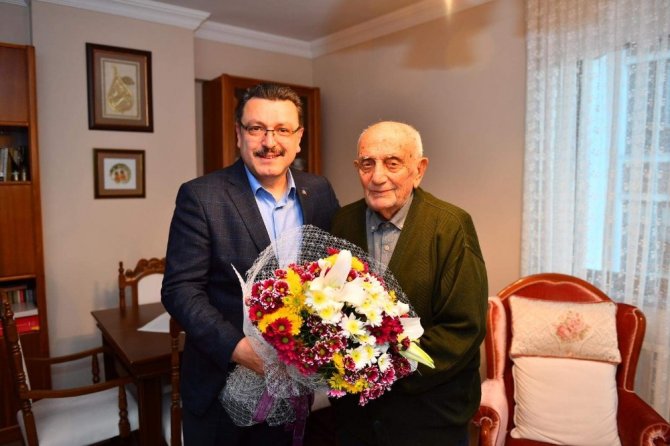 Cumhuriyetle Yaşıt Emekli Öğretmene Başkan Genç’ten Anlamlı Ziyaret