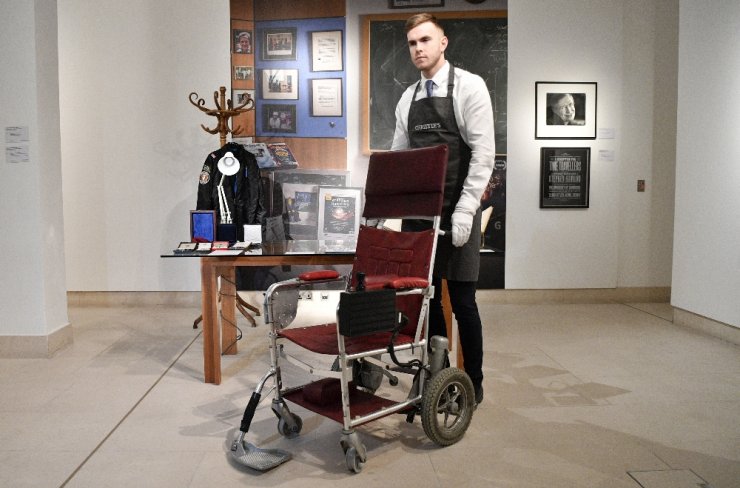 Stephen Hawking’in Tekerlekli Sandalyesi Satışa Çıkarıldı