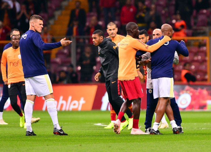 Derbide Donk İle Ayew Arasında Gerginlik