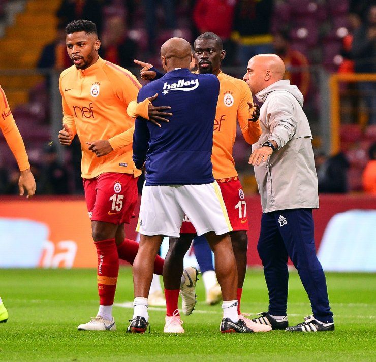 Derbide Donk İle Ayew Arasında Gerginlik