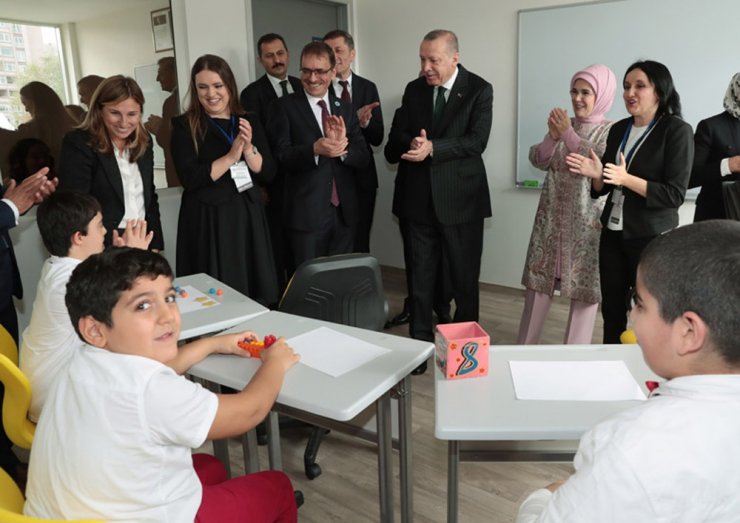 Erdoğan Özel Çocuklarla Şarkı Söyledi