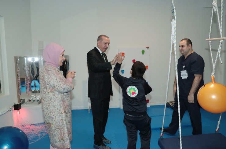 Erdoğan Özel Çocuklarla Şarkı Söyledi