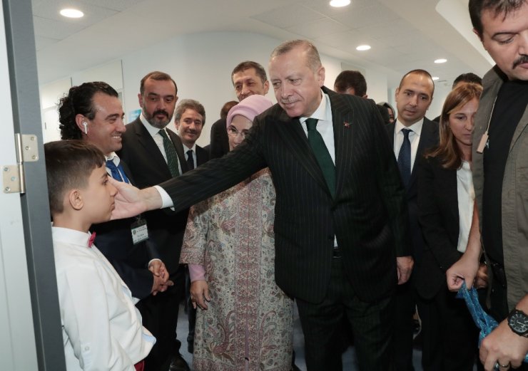 Erdoğan Özel Çocuklarla Şarkı Söyledi