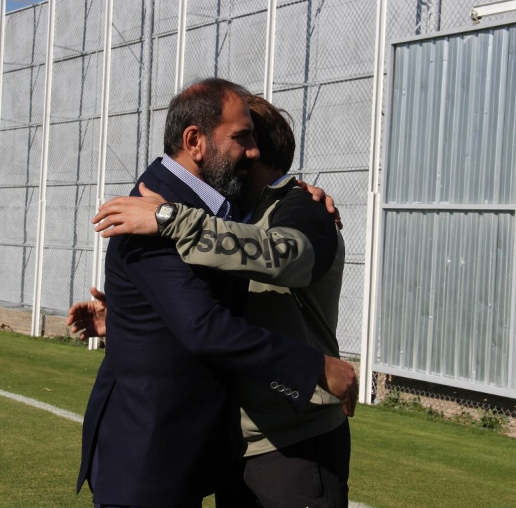 Sivasspor’da Tamer Tuna İle Yollar Ayrıldı
