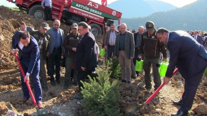 Borçka’da Bürokrat Ve Öğrenciler Hastane Etrafına Fidan Dikti