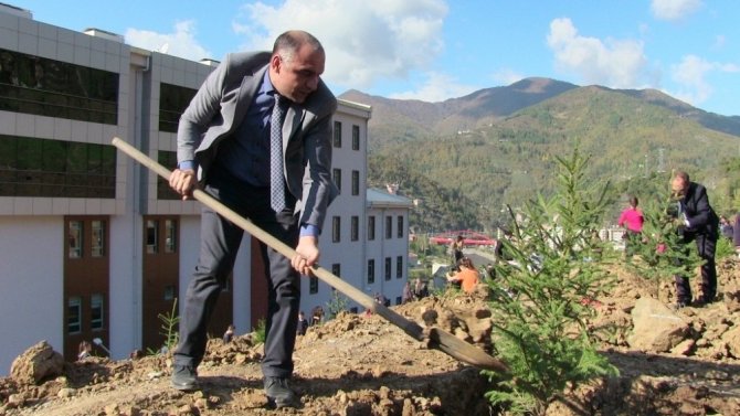 Borçka’da Bürokrat Ve Öğrenciler Hastane Etrafına Fidan Dikti