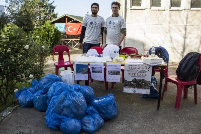 Trabzon Üniversitesi Öğrencilerinden Kampüste Çöp Temizliği
