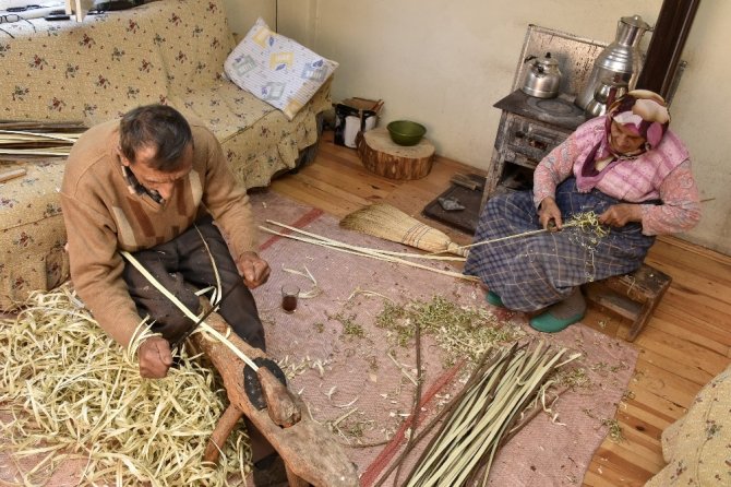 53 Yıldır Eşiyle Birlikte Külek Yaparak Geçimini Sağlıyor