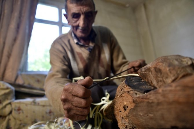 53 Yıldır Eşiyle Birlikte Külek Yaparak Geçimini Sağlıyor