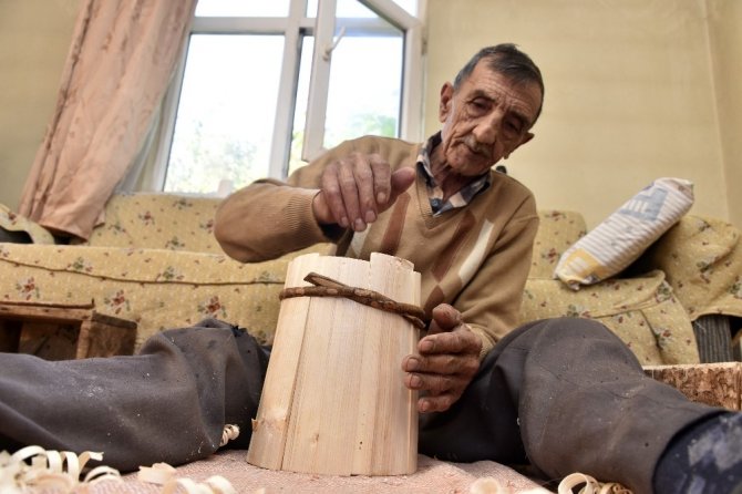 53 Yıldır Eşiyle Birlikte Külek Yaparak Geçimini Sağlıyor