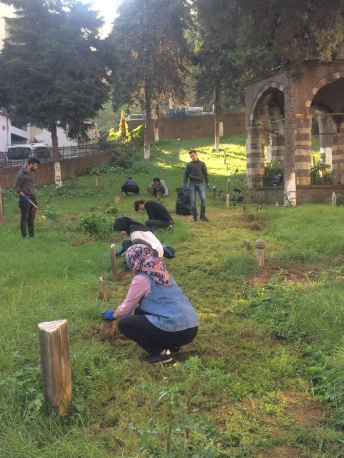 Üniversiteli Öğrencileri Projelerini Mezarlıkta Tamamladı