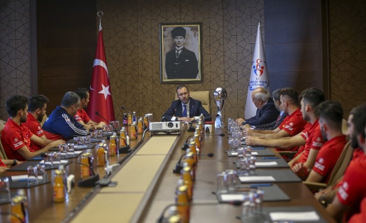 Bakan Kasapoğlu, Şampiyonlarla Bir Araya Geldi