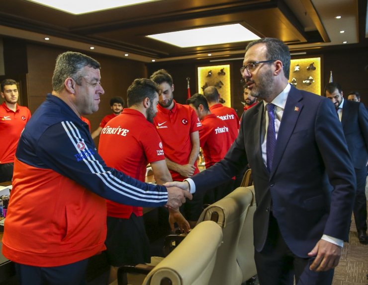 Bakan Kasapoğlu, Şampiyonlarla Bir Araya Geldi
