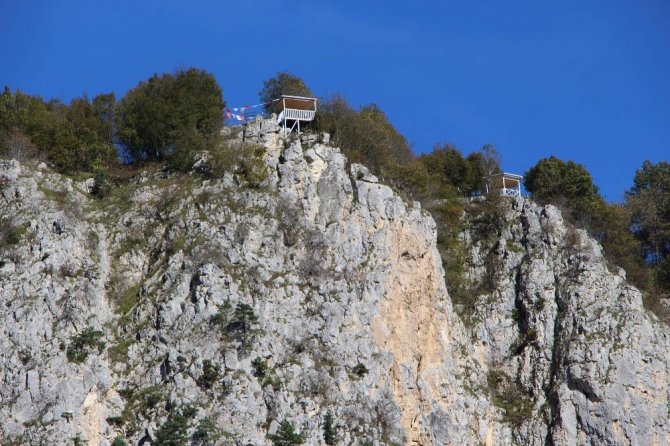Burada Oturmak Cesaret İster
