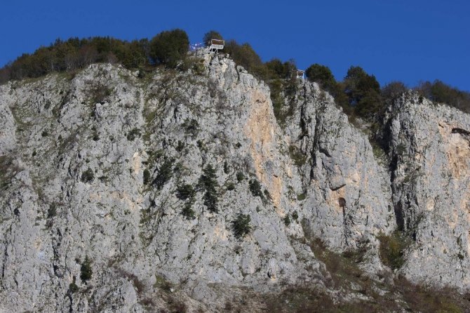 Burada Oturmak Cesaret İster