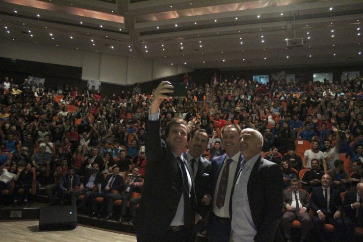 Efsaneler Öğrencilerle Bir Araya Geldi: Gündem Futboldu