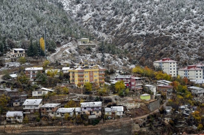Gümüşhane Kent Merkezine Mevsimin İlk Karı Yağdı