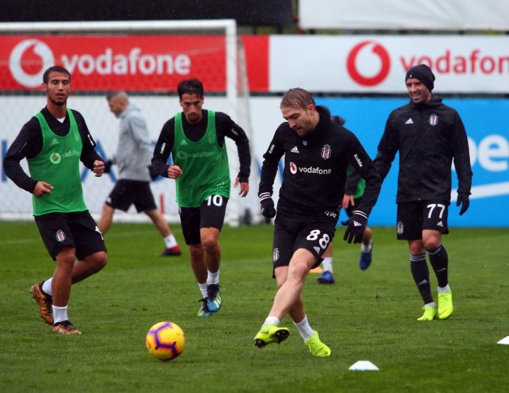 Beşiktaş Sağanak Yağmur Altında Çalıştı