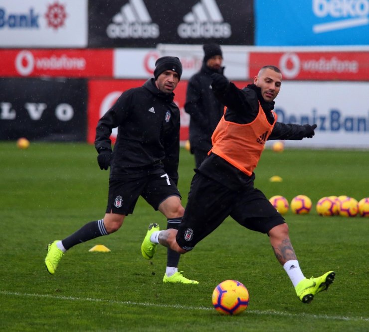 Beşiktaş Sağanak Yağmur Altında Çalıştı