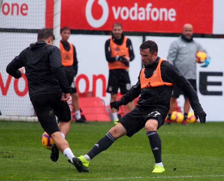 Beşiktaş Sağanak Yağmur Altında Çalıştı