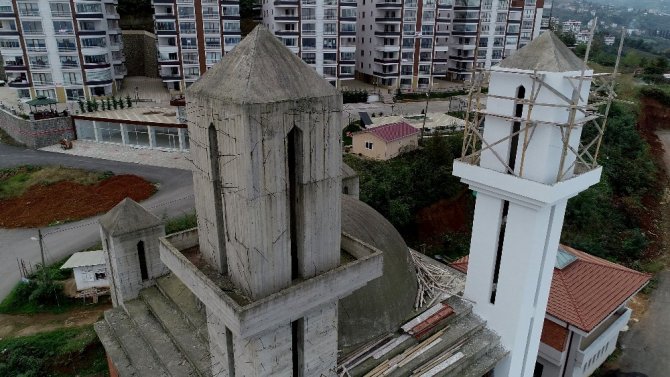 Mimarisi Nedeniyle Kiliseye Benzetilen Ve 2 Yıl Önce İnşaatı Duran Caminin Yapımına Tekrar Başlandı