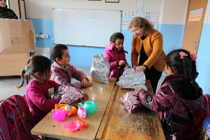 Köy Okulundaki Öğrencilere Koli Koli Oyuncak