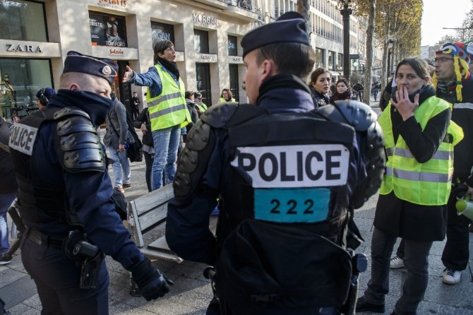 Fransa’daki Protestolarda 52 Gözaltı