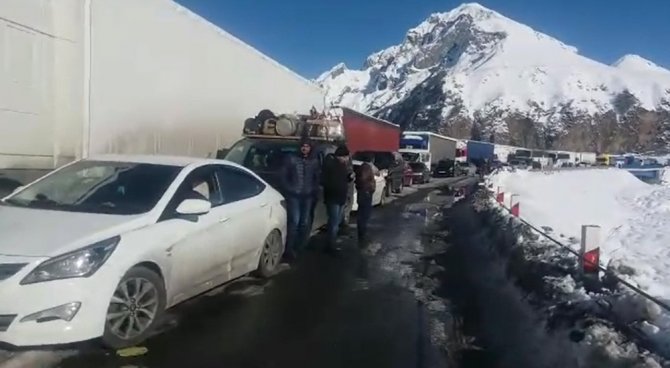 Türk Tırları Gürcistan’da Kar Nedeniyle Mahsur Kaldı