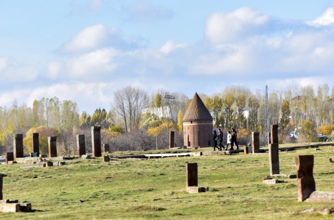 Dünyanın En Büyük Türk-islam Mezarlığına Ziyaretçi Akını