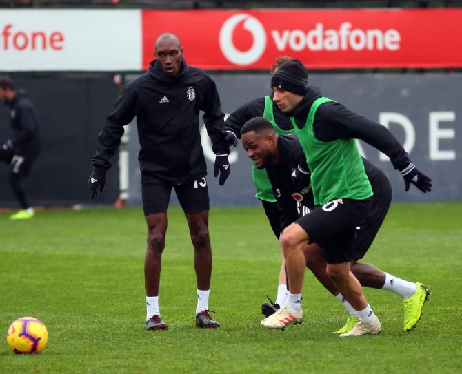 Beşiktaş Yağmur Altında Çalıştı