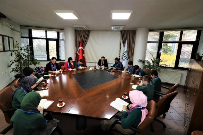 Öğrenciler Başkan Türkmen’le Birlikte Kitap Okudu