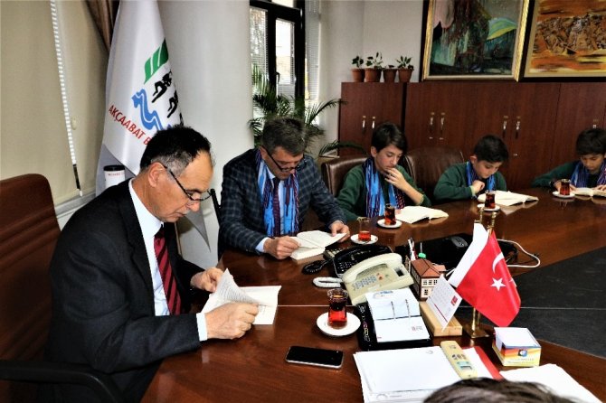 Öğrenciler Başkan Türkmen’le Birlikte Kitap Okudu