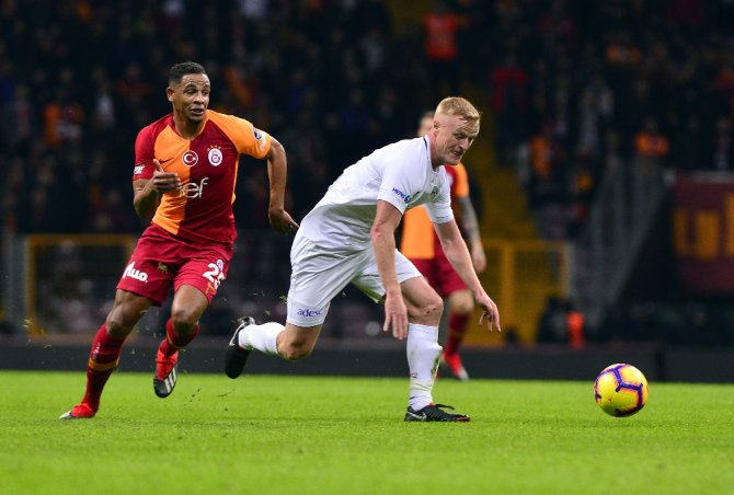 İlk Yarı Sessiz Bitti