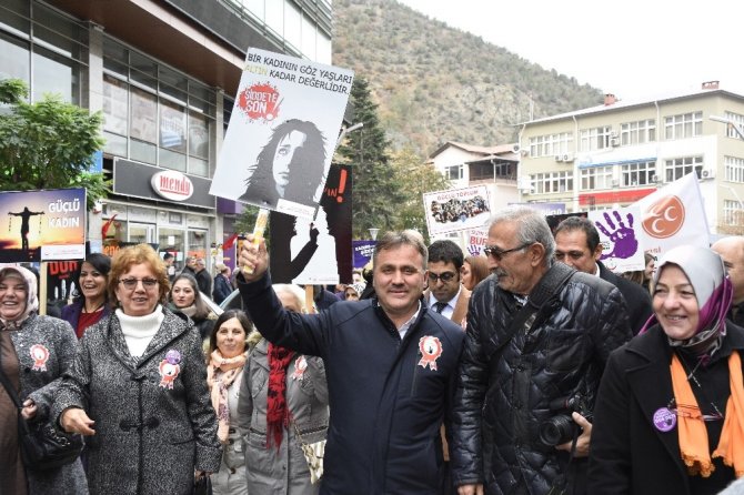 Gümüşhane’de ‘Kadına Şiddet İnsanlığa İhanettir’ Yürüyüşü