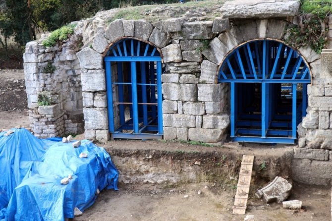 Bin 500 Yıldır Ayakta Duran Köprüde Hamam Yapısı Ortaya Çıktı
