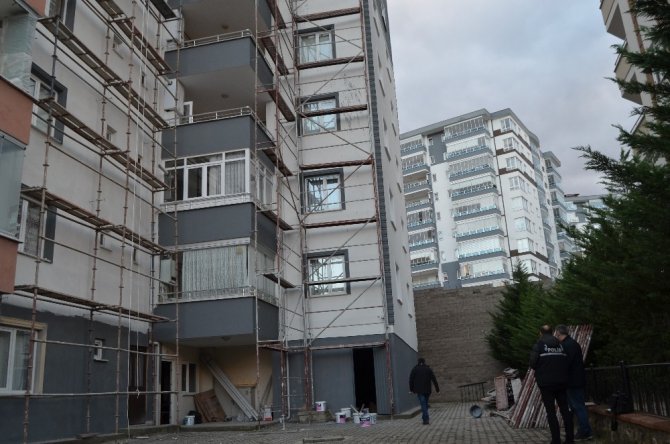 Trabzon’da Boya Yaparken Bir Alt Kattaki Balkona Düşen Boyacı Hayatını Kaybetti