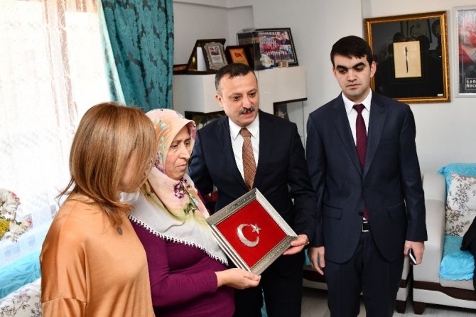 Vali Taşbilek Ve Eşinden Şehit Öğretmenin Ailesi Ve Kabrine Ziyaret