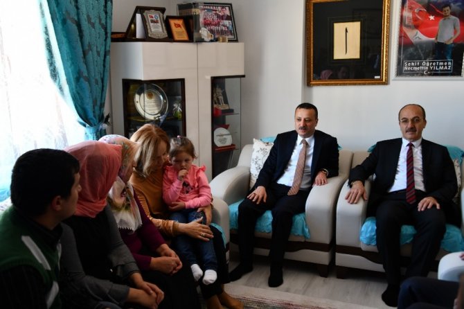 Vali Taşbilek Ve Eşinden Şehit Öğretmenin Ailesi Ve Kabrine Ziyaret