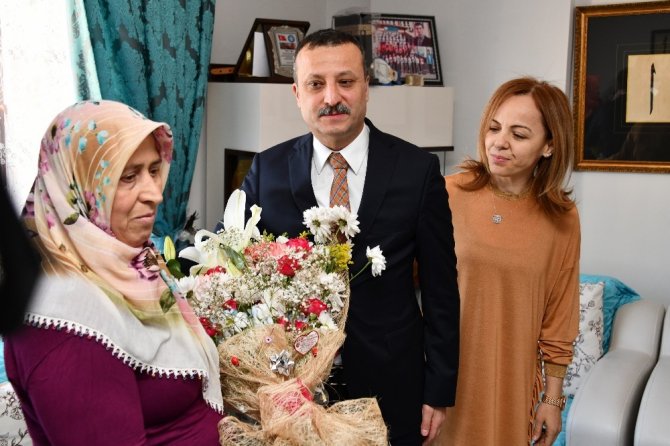 Vali Taşbilek Ve Eşinden Şehit Öğretmenin Ailesi Ve Kabrine Ziyaret