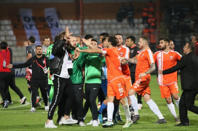 Adana Derbisinde Son Düdük Sonrası Kavga Çıktı