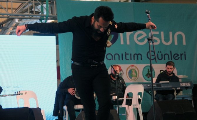 Şarkıcı Çılgın Sedat, Sahne Enerjisini Hamsili Börek Ve Fındıktan Aldı