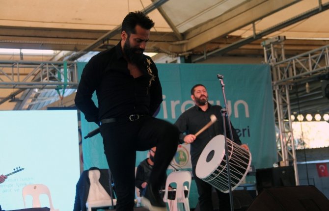 Şarkıcı Çılgın Sedat, Sahne Enerjisini Hamsili Börek Ve Fındıktan Aldı