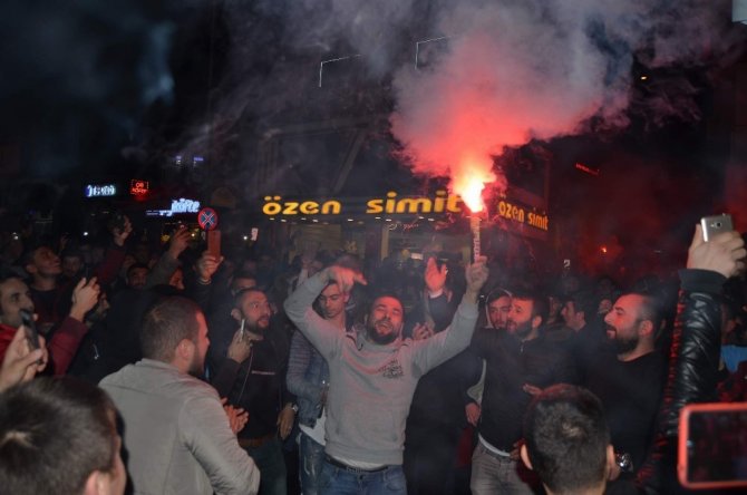 Maçın Bitiş Düdüğünün Ardından Taraftarlar Galibiyeti Böyle Kutuladı