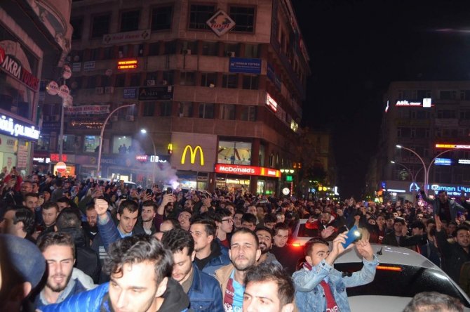 Maçın Bitiş Düdüğünün Ardından Taraftarlar Galibiyeti Böyle Kutuladı
