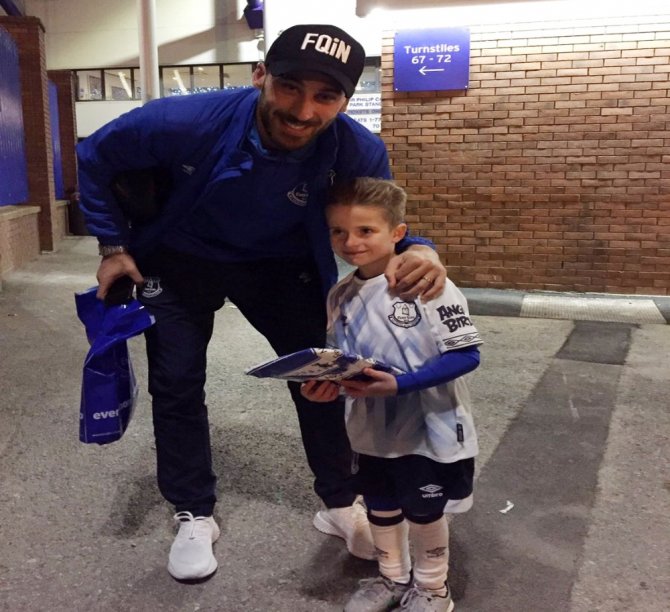 Cenk Tosun’dan Minik Taraftara Jest