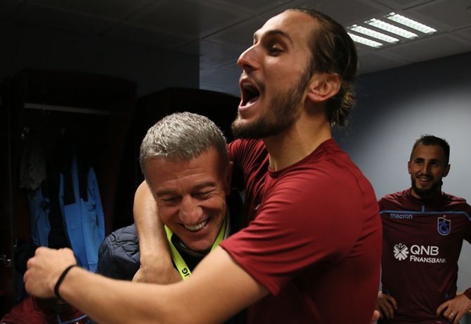 Ahmet Ağaoğlu Soyunma Odasına İnerek Teknik Heyet Ve Futbolcuları Tebrik Etti.