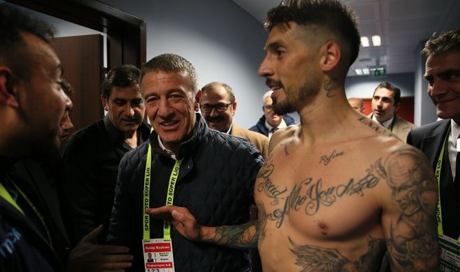 Ahmet Ağaoğlu Soyunma Odasına İnerek Teknik Heyet Ve Futbolcuları Tebrik Etti.