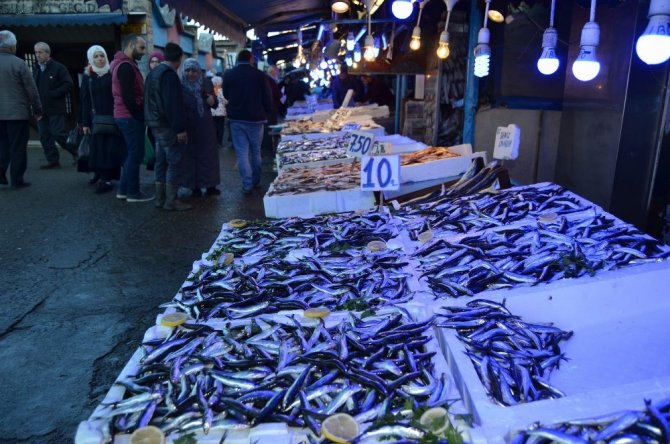Hamsi Fiyatları 5 Tl’ye Kadar Gerileyince Vatandaş Tezgahlara Akın Etti